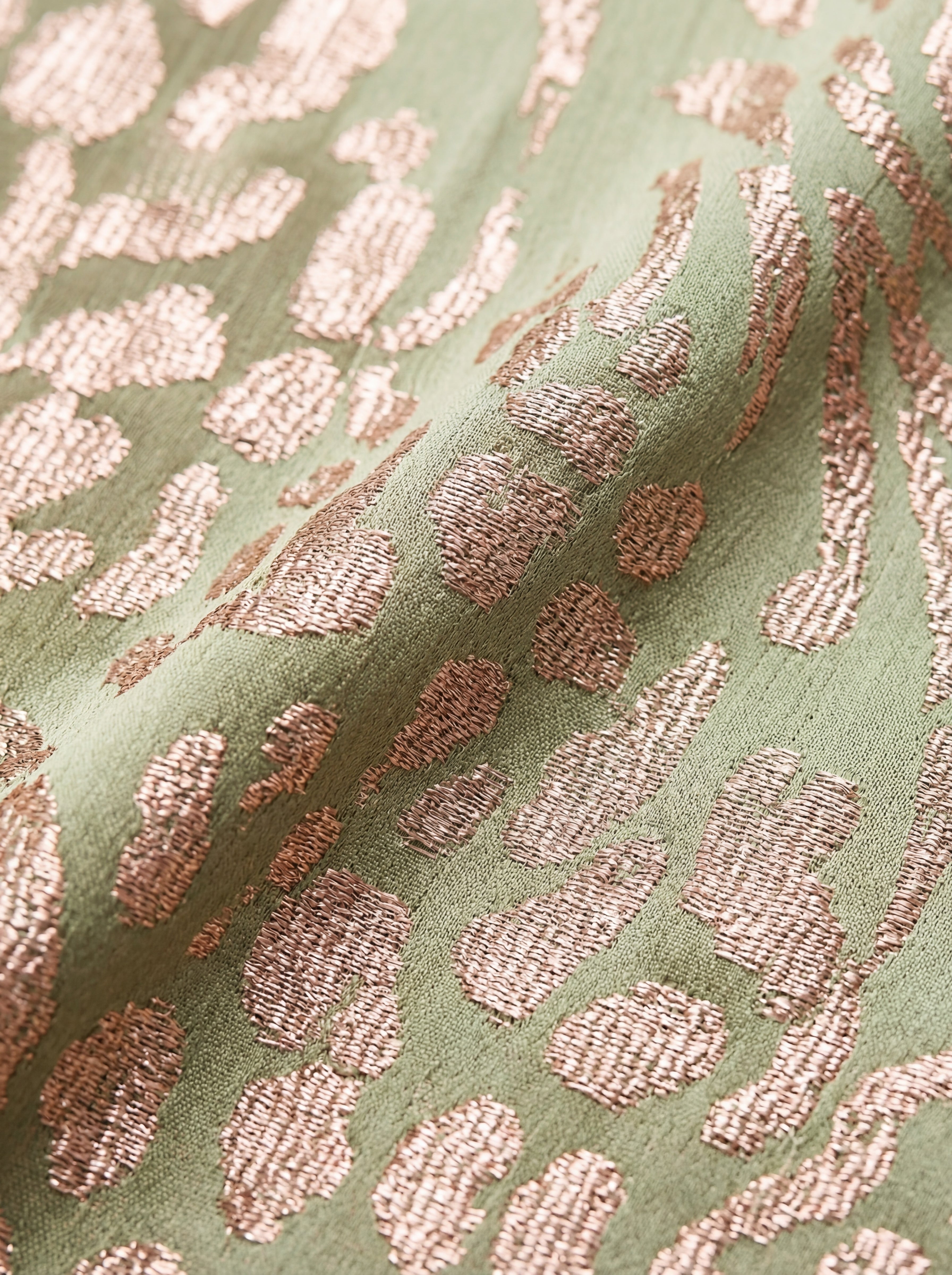 Vitória | Vestido elegante em tecido leve e fluido