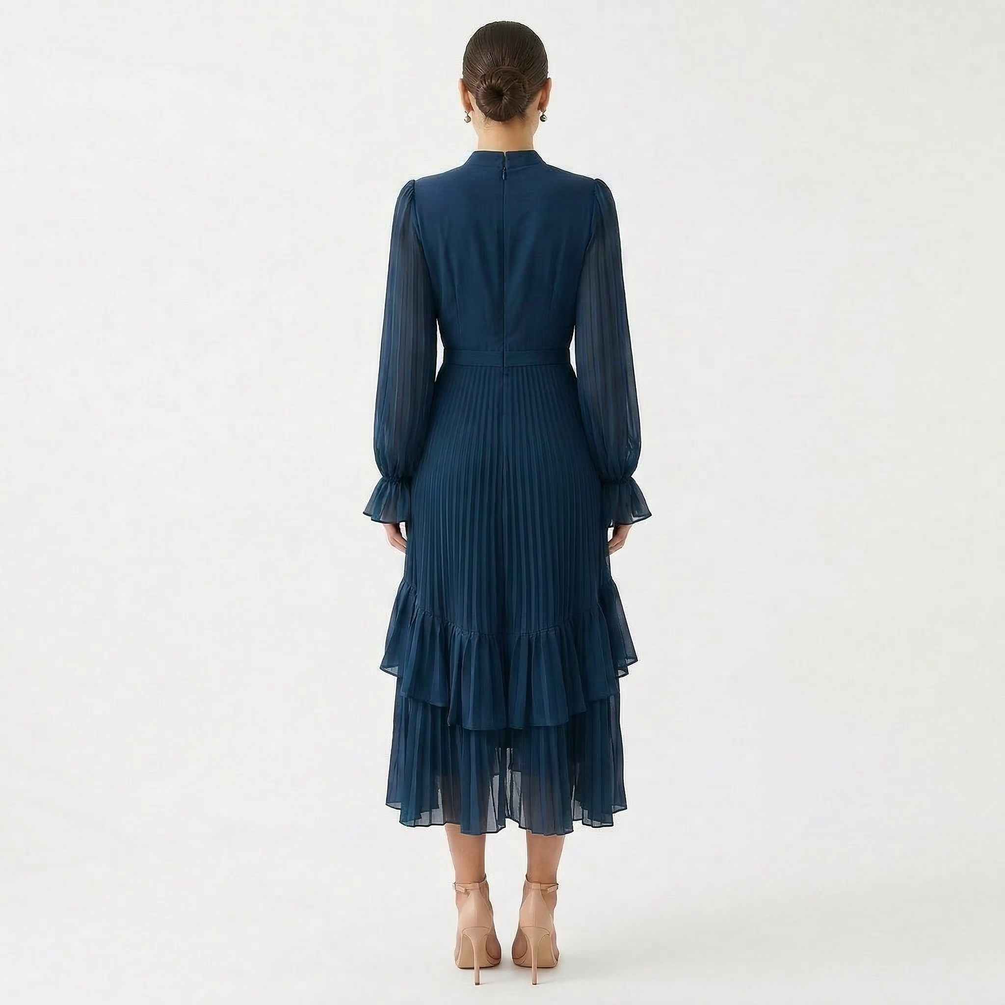 Mariana | Vestido Plissado com Mangas Fluídas e Folhos Assimétricos