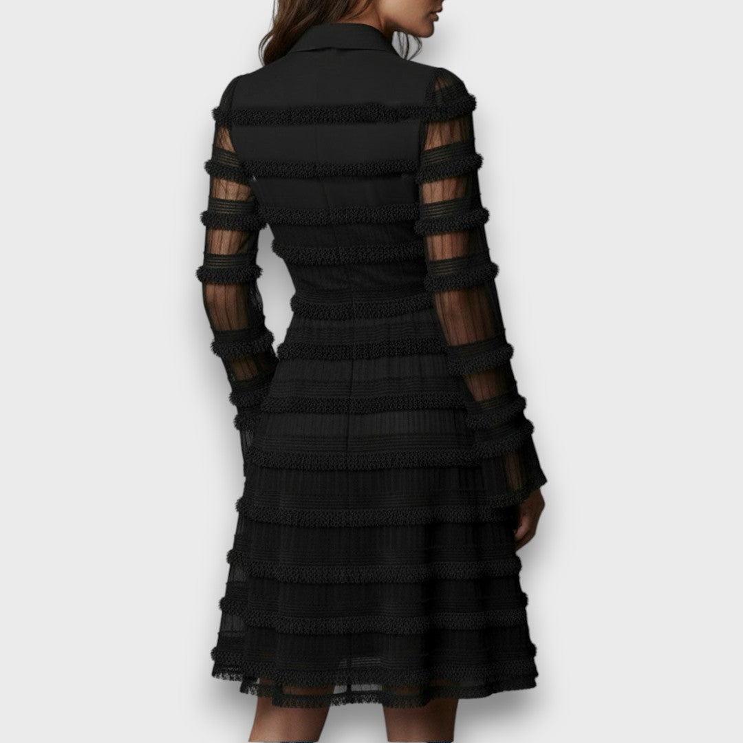 Sílvia | Vestido Curto com Textura de Franjas e Decote em V