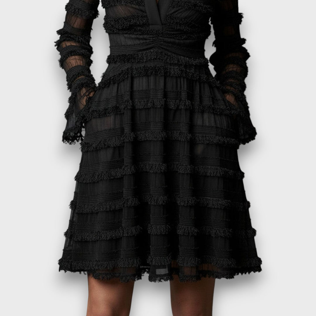 Sílvia | Vestido Curto com Textura de Franjas e Decote em V