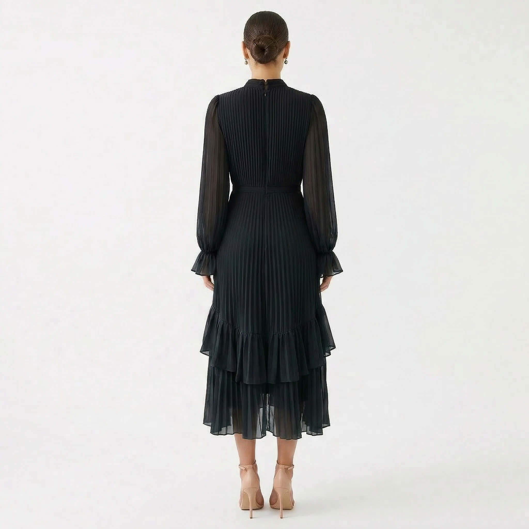 Mariana | Vestido Plissado com Mangas Fluídas e Folhos Assimétricos